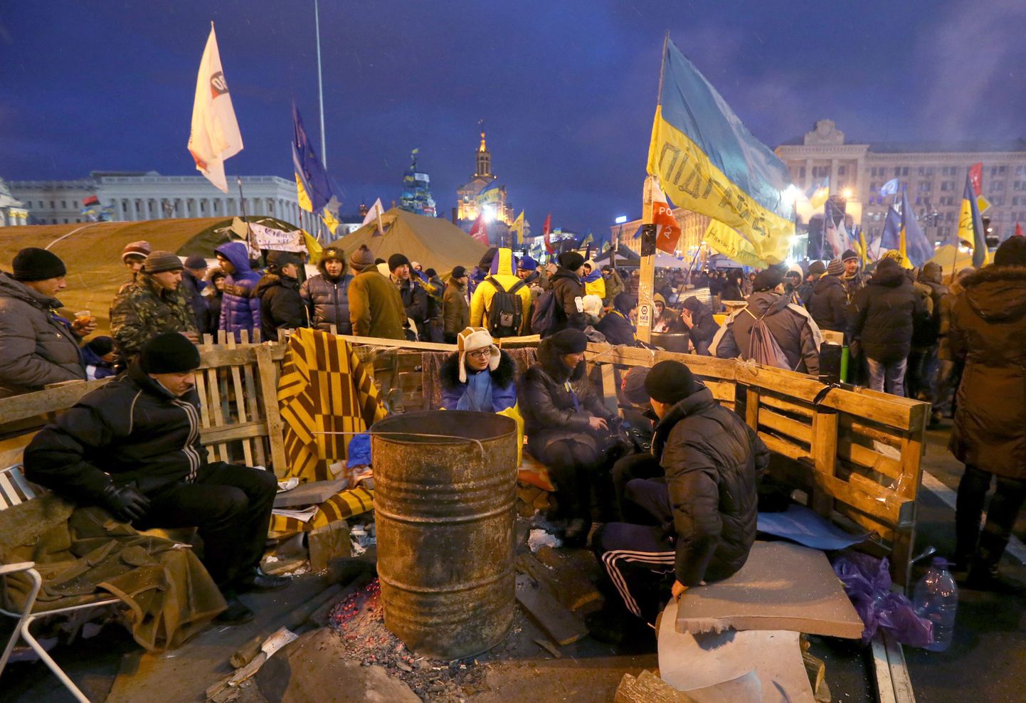 В Киеве растут баррикады и антироссийские настроения.