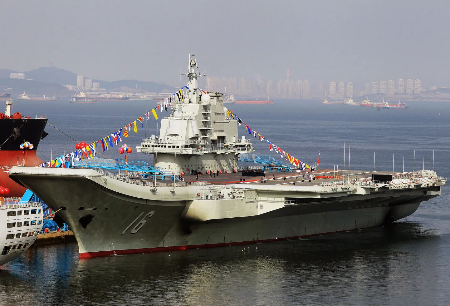 Hiina esimene lennukikandja Liaoning 2012. aastal.