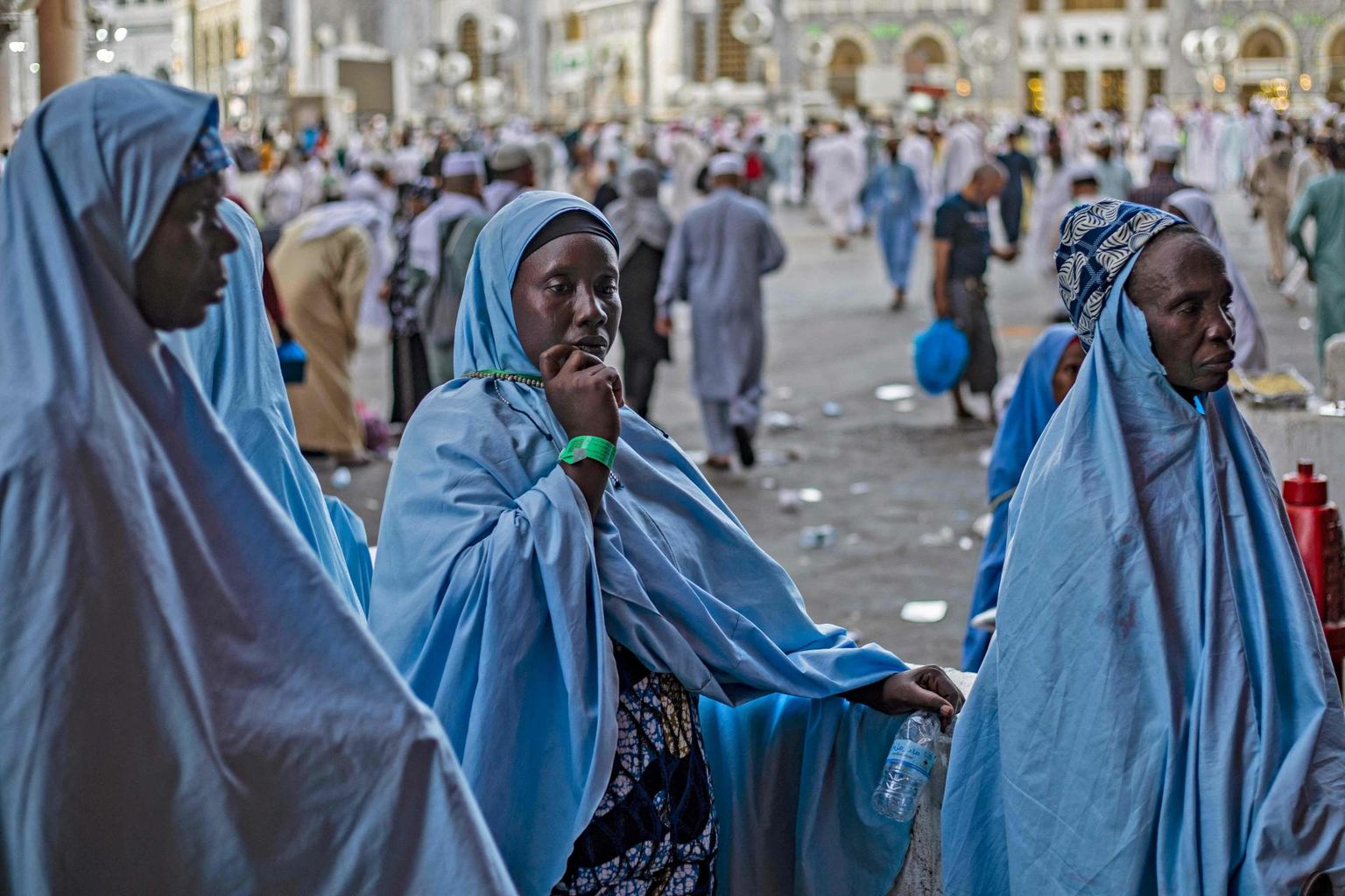 Moslemi palverändurid kogunevad Mekas Suure mošee juurde, mis ümbritseb islami tähtsaimat Kaaba pühamut. 