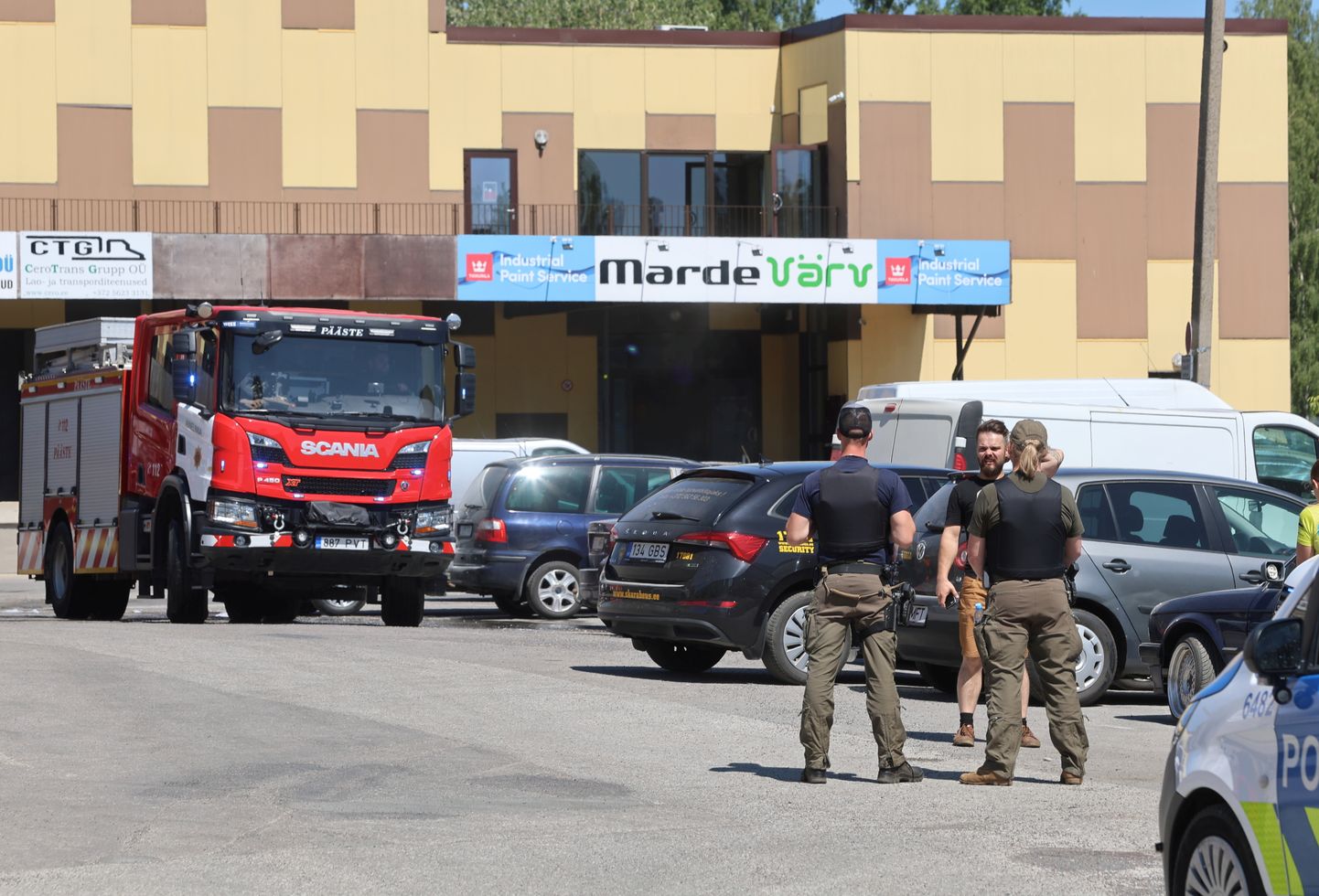 В промышленном здании в Тарту произошел взрыв растворителя, людей эвакуировали