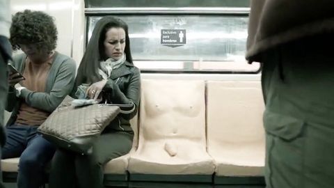 Упс... Зачем на это место в метро прикрепили искусственный пенис? (видео)