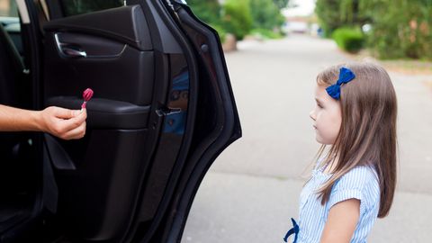 «Заманивал ребенка в машину»: соцсети гудят о подозрительном незнакомце на синем Volkswagen