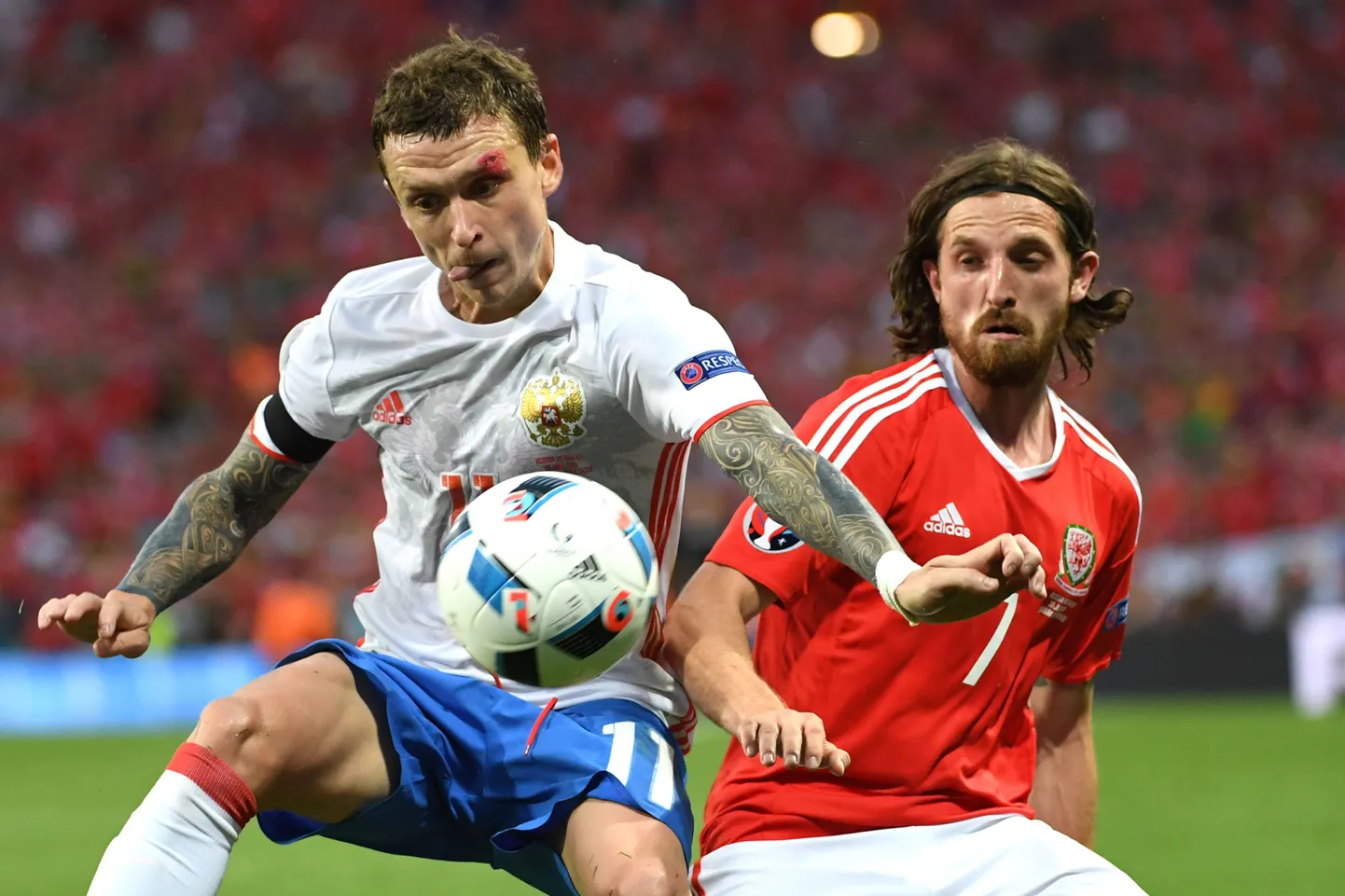 Lõhkise kulmuga Pavel Mamajev (vasakul) võitleb palli pärast Walesi poolkaitsja Joe Alleniga.