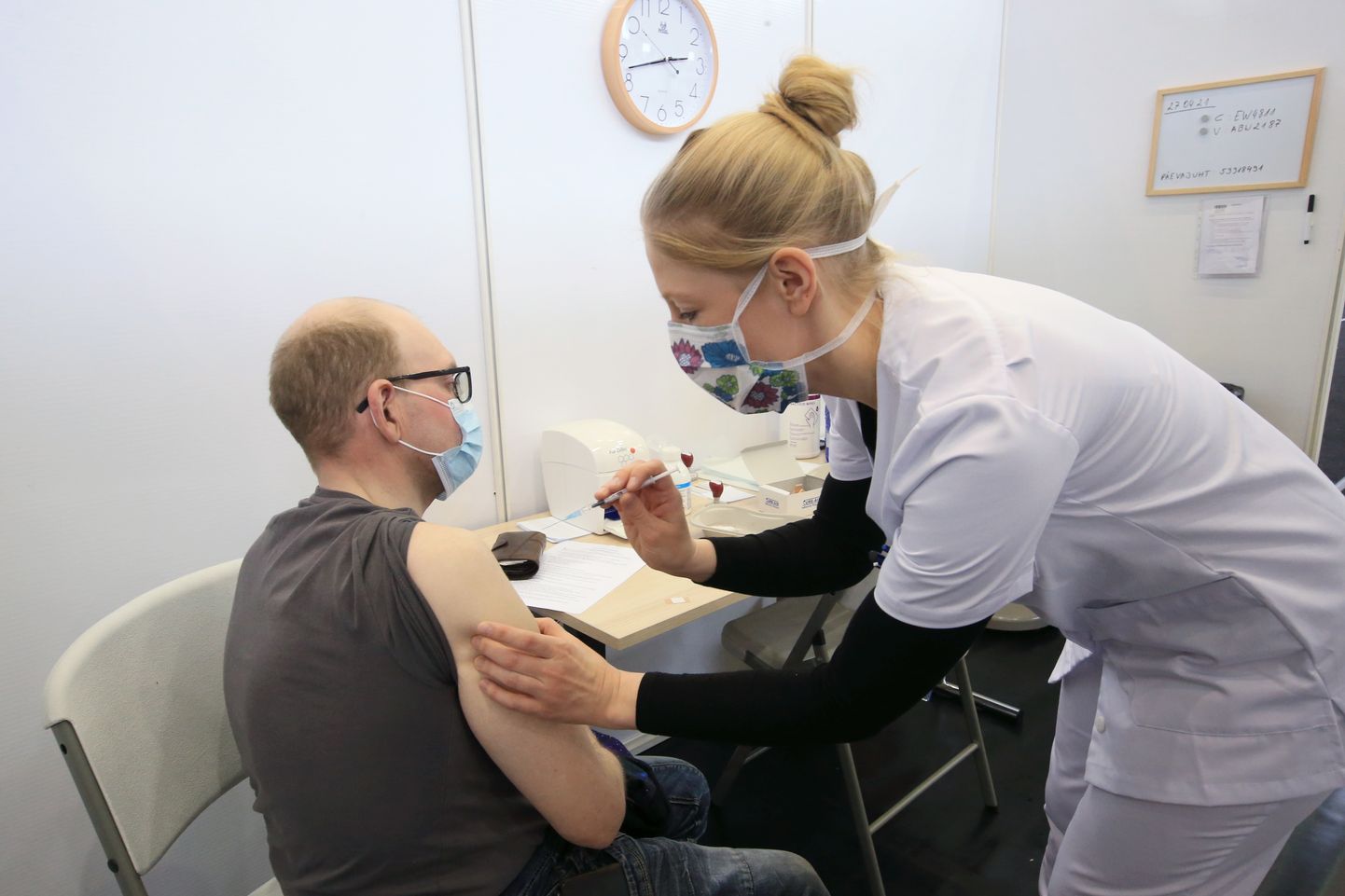 Tartu vaktsineerimiskeskuses tehtud esimesed kaitsesüstid.