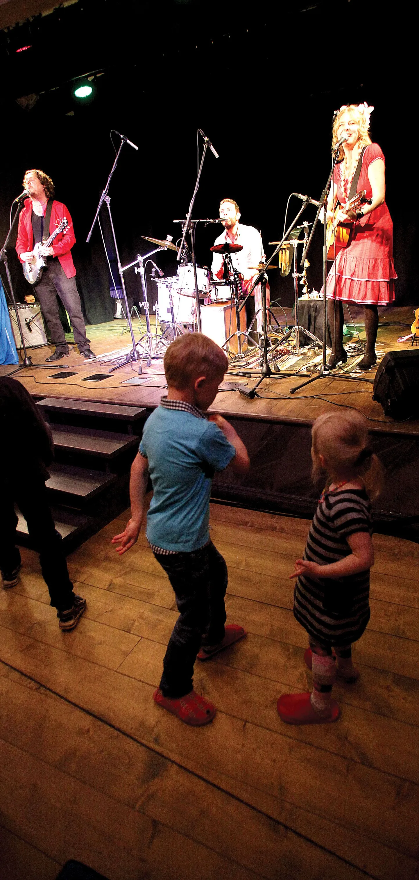 Taani ansambel Djanzz ehk Sille Grønberg (paremalt, vokaal, kitarr), Carl Quist Møller (löökpillid, koomuskid) ja Palle Wind­­feldt (vokaal, kitarr) kõnelesid eile Teatri Kodus väikeste ja suurte kuulajatega muusika ja häälitsuste ning käte ja näoilmetega.