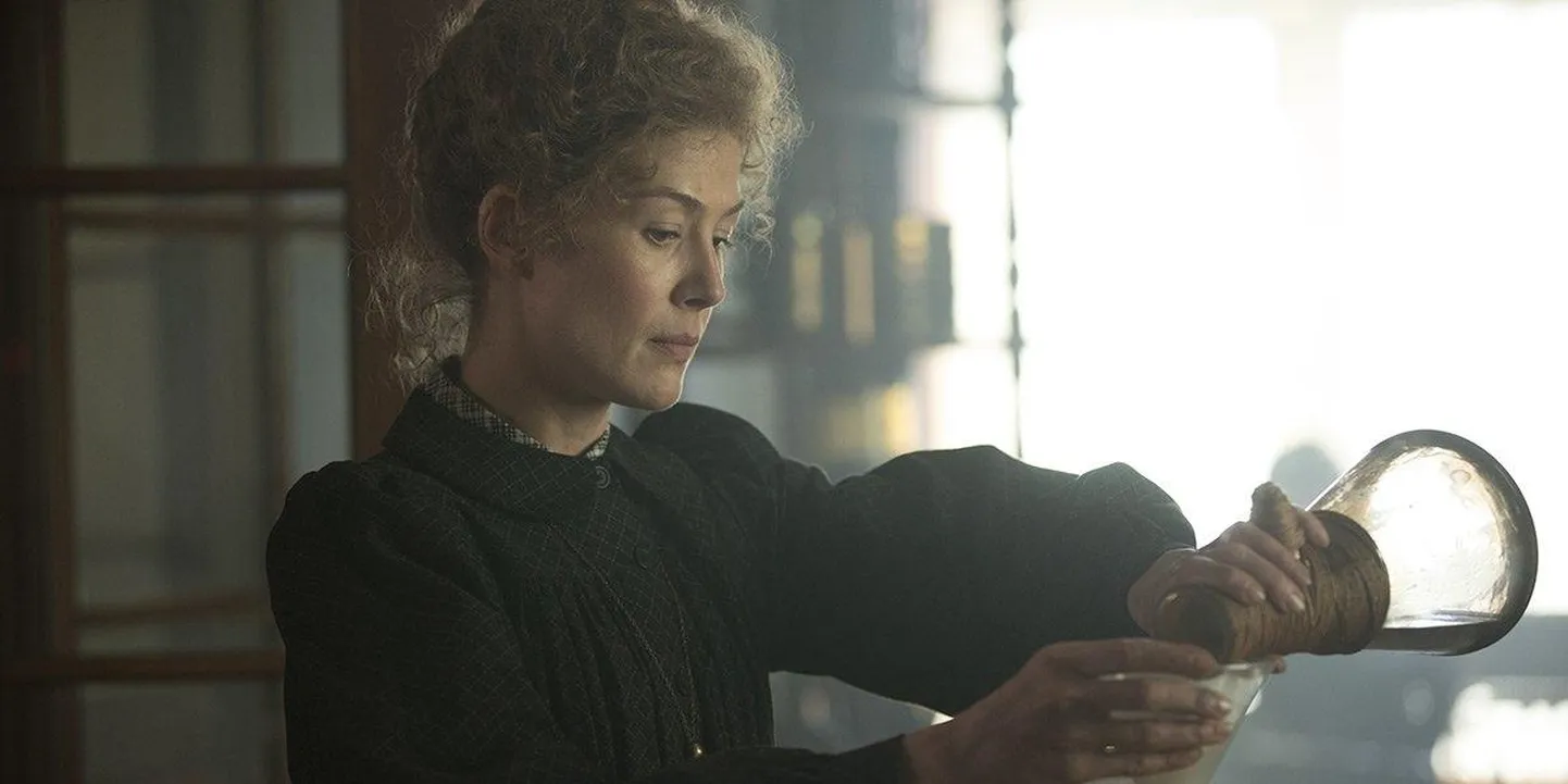 Maailma ajalugu muutnud füüsik ja keemik Marie Curie (Rosamund Pike).