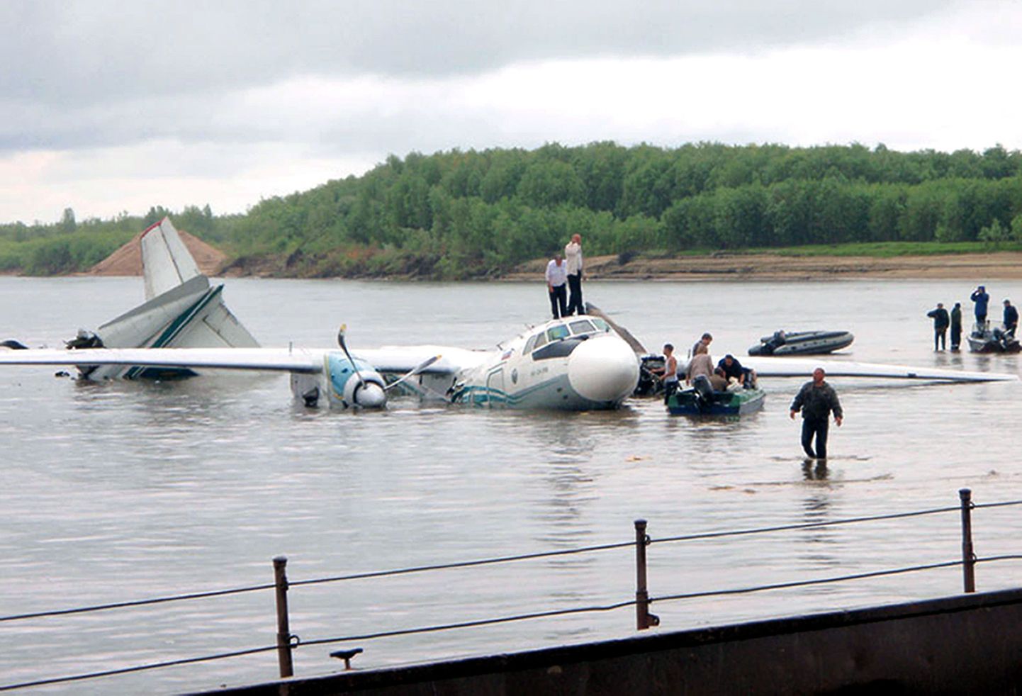 Obi jõele tegi hädamaandumise reisilennuk AN-24.