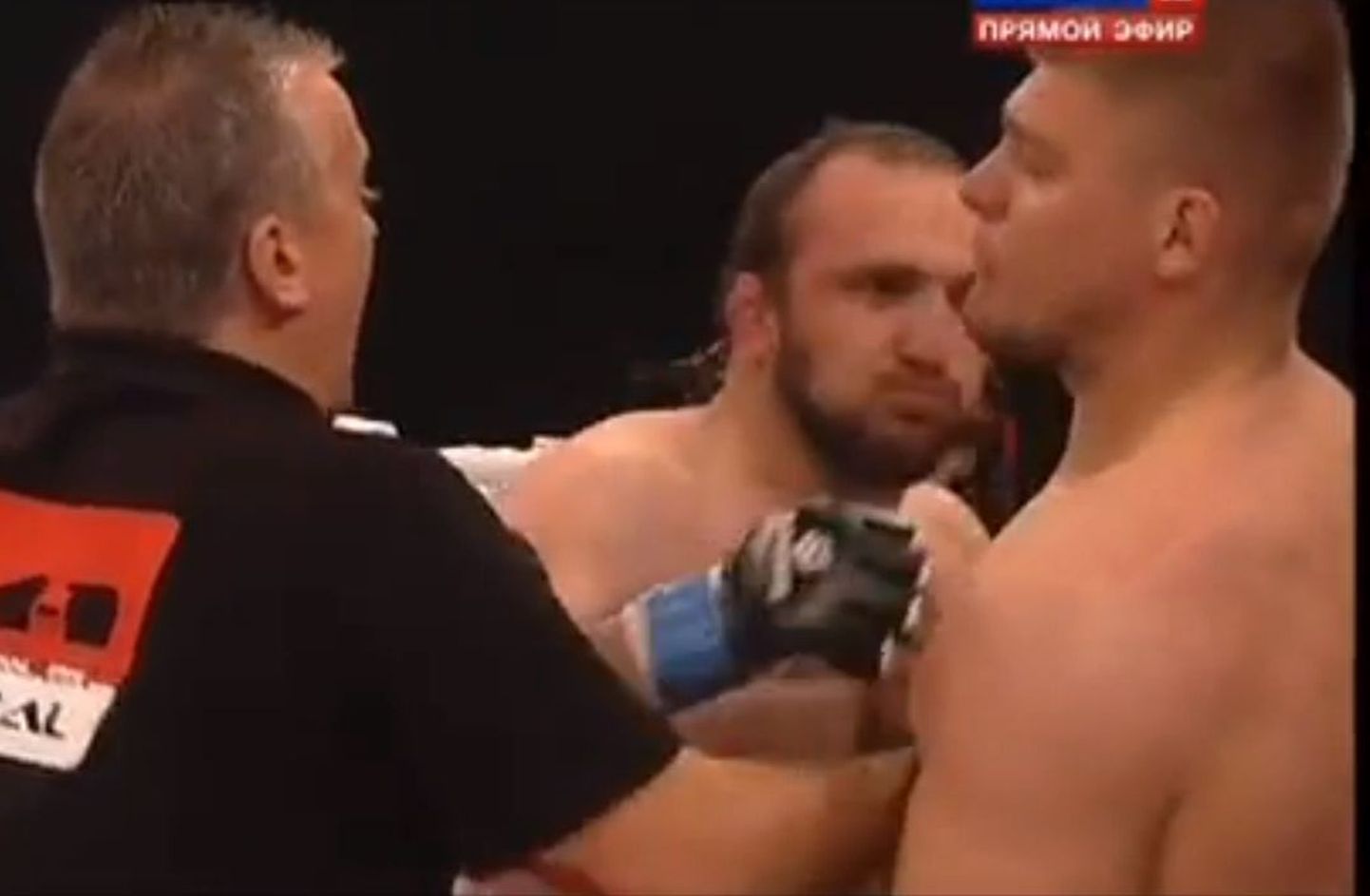 Момент, когда Ибрагимов ударил Смолдарева после окончания матча головой в лицо.