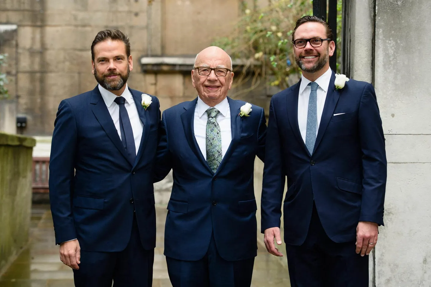 Rupert Murdoch (keskel) koos poegade Lachlani (vasakul) ja Jamesiga 2016. aastal Ruperti abiellumispeol Jerry Halliga.