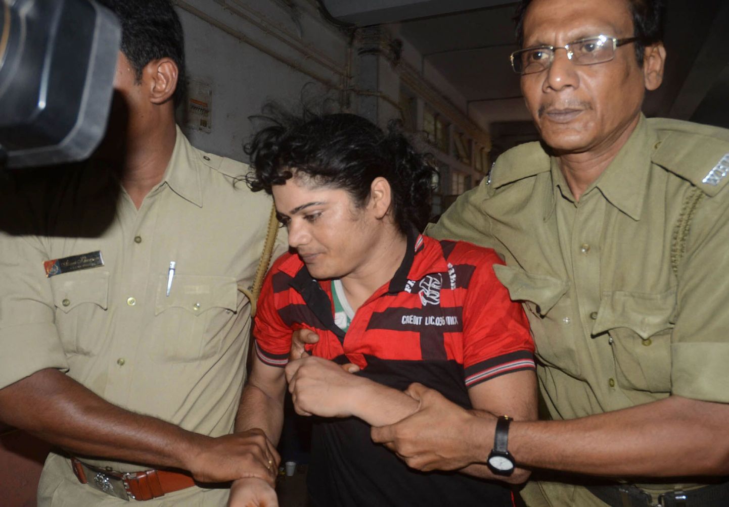 India kergejõustiklane Pinki Pramanik arreteeriti ja viidi sootesti tegema.