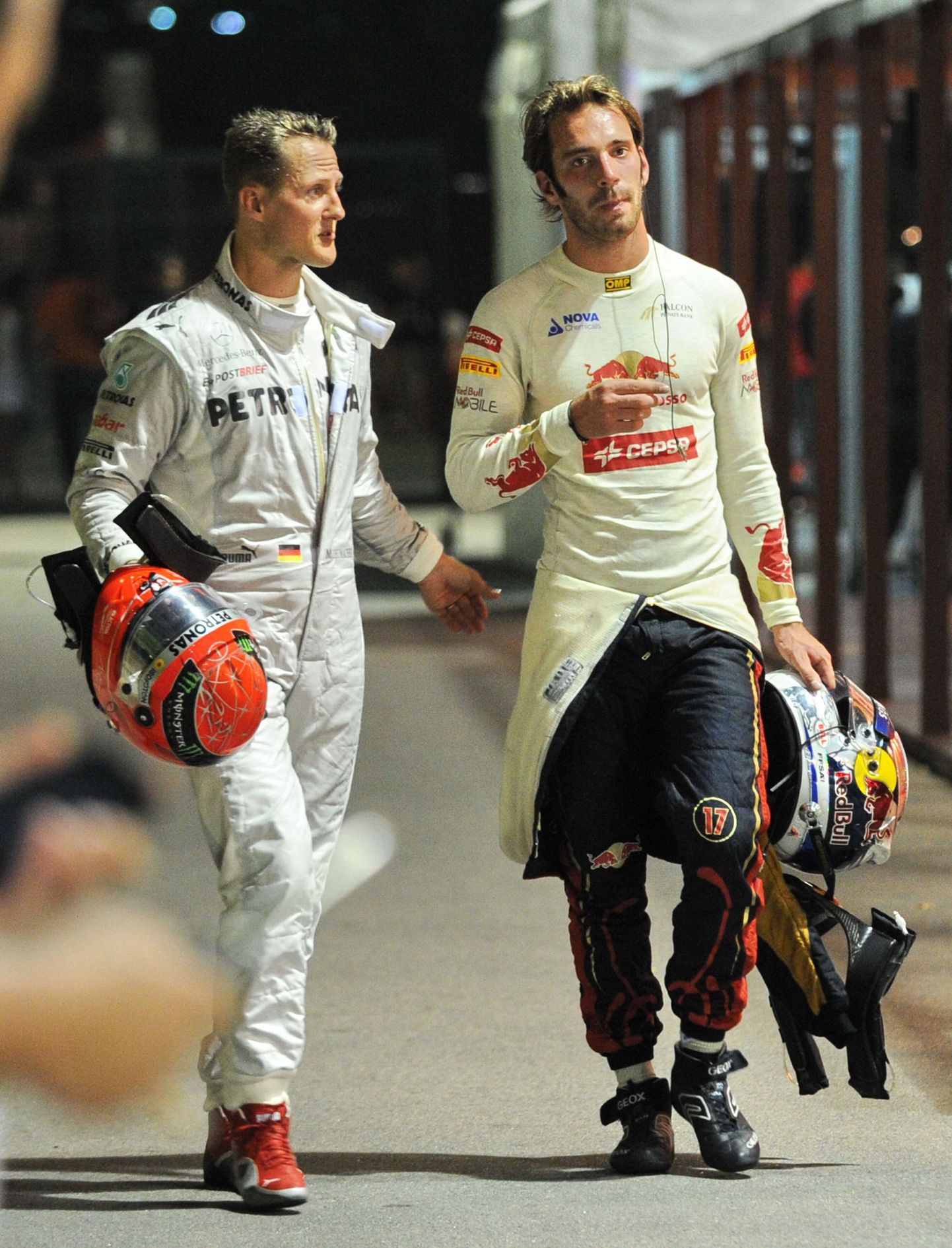 Michael Schumacher (vasakul) vabandas pärast kokkupõrke põhjustamist Jean-Eric Vergne'i ees.