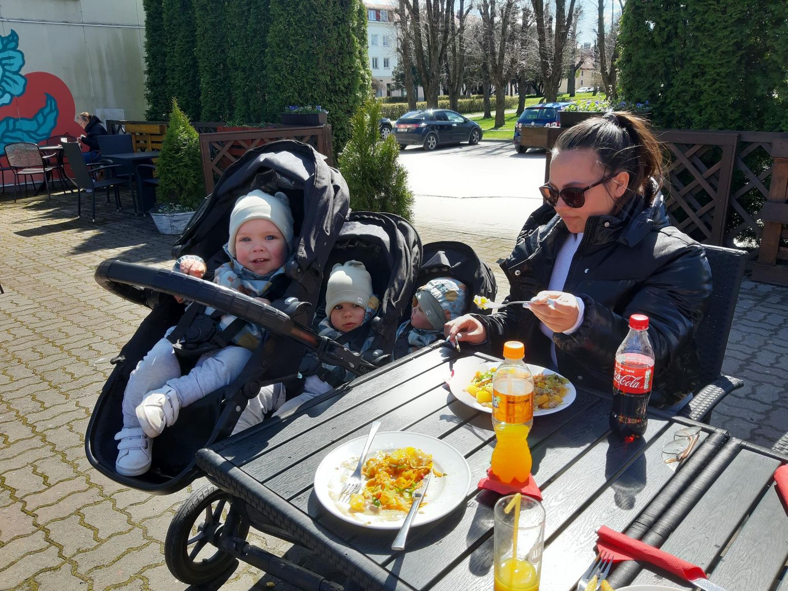 Sigrid Holmsen oli Legendi lokaali sööma tulnud oma väikeste kolmikutega.