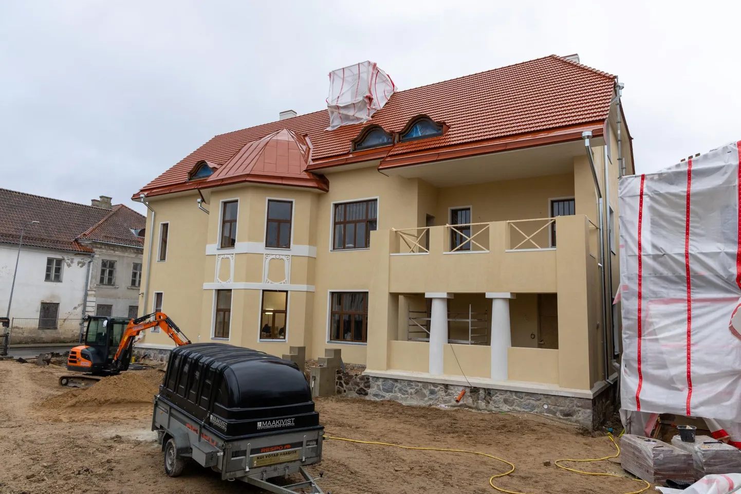 Viimaks on restaureeritud Villa Dolli eest ehituskardinad maha võetud, kuigi töö selle ümber veel käib.