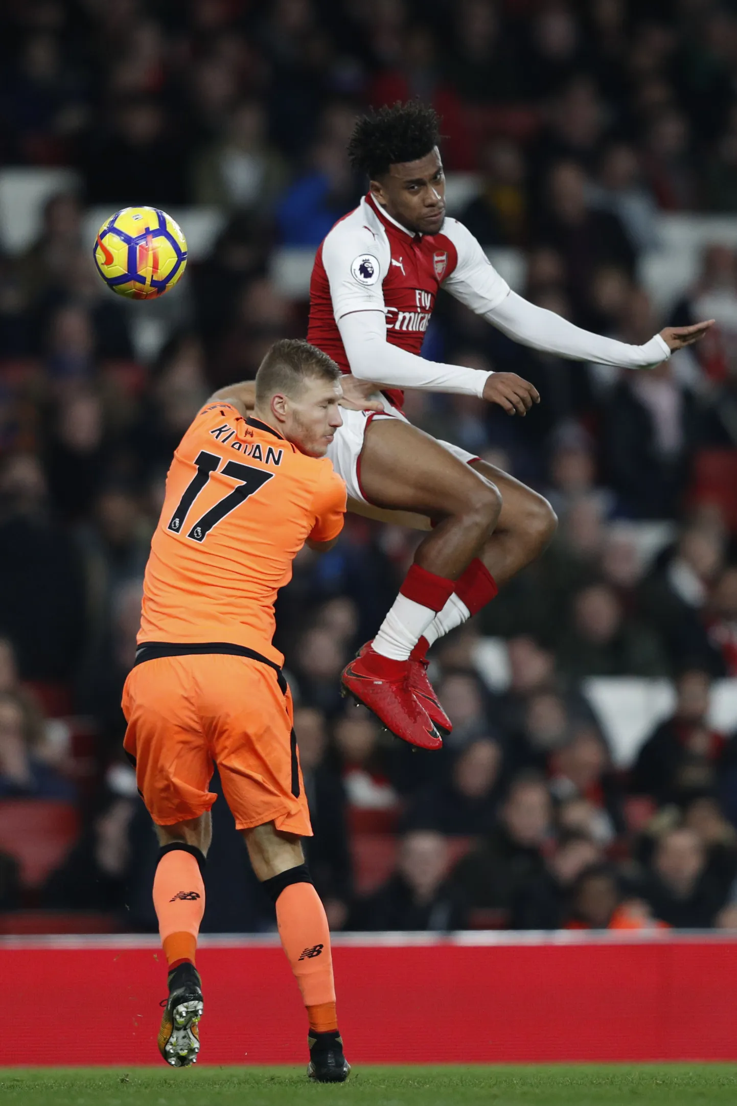 Ragnar Klavan võitlemas Alex Iwobiga.