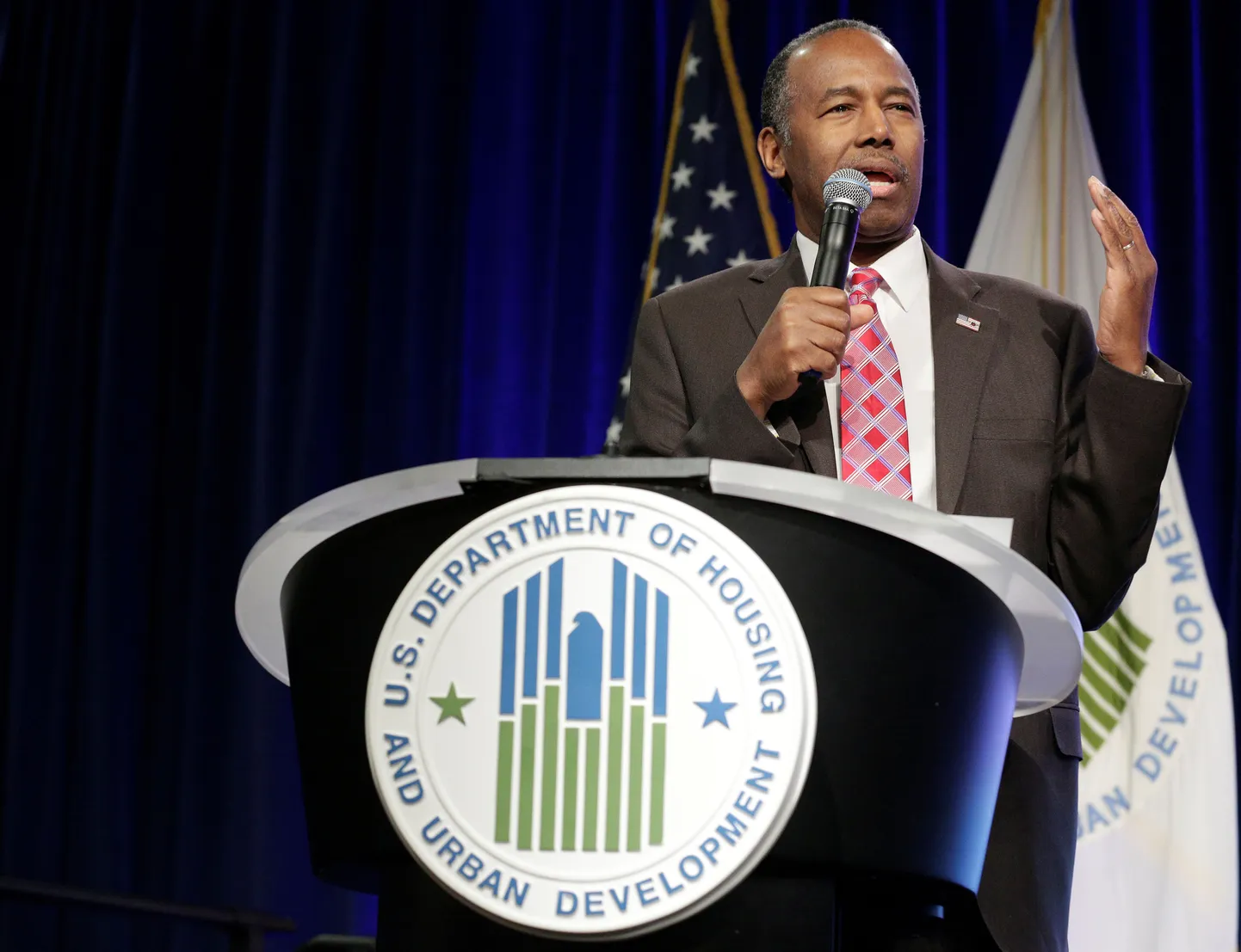 Ben Carson kõnelemas ministeeriumi töötajaile.