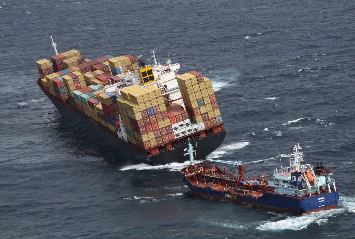 Uus-Meremaa Põhjasaare lähedal karile sõitnud konteinerlaev Rena ja väiksem päästelaev.