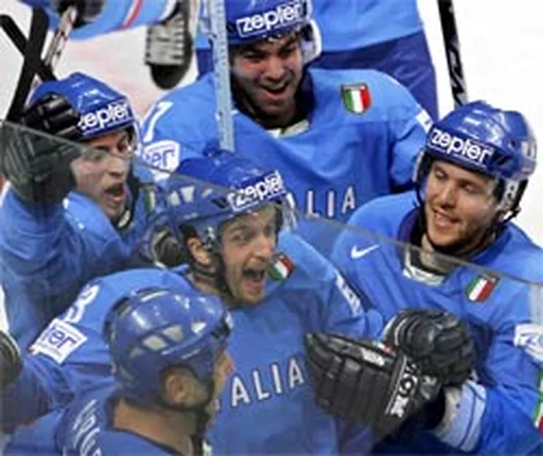 Lai arī kā to negribētos atzīt, arī futbola un basketbola zemes Itālijas hokejisti šobrīd ir labāki par mums. Otrais no kreisās mača varonis Džeisons Čirone. 