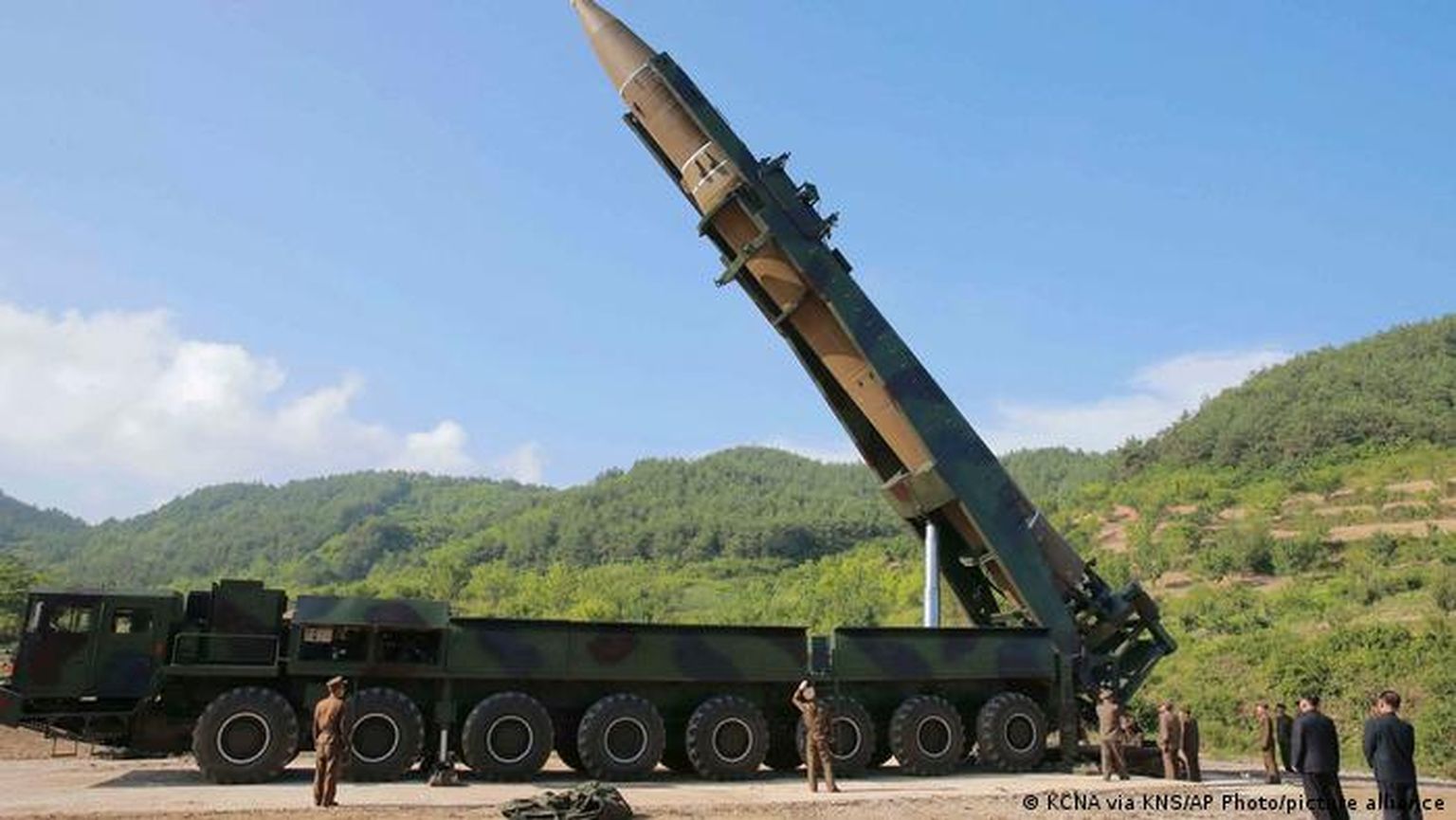 Северокорейская мобильная межконтинентальная баллистическая ракета "Хвасон-14"