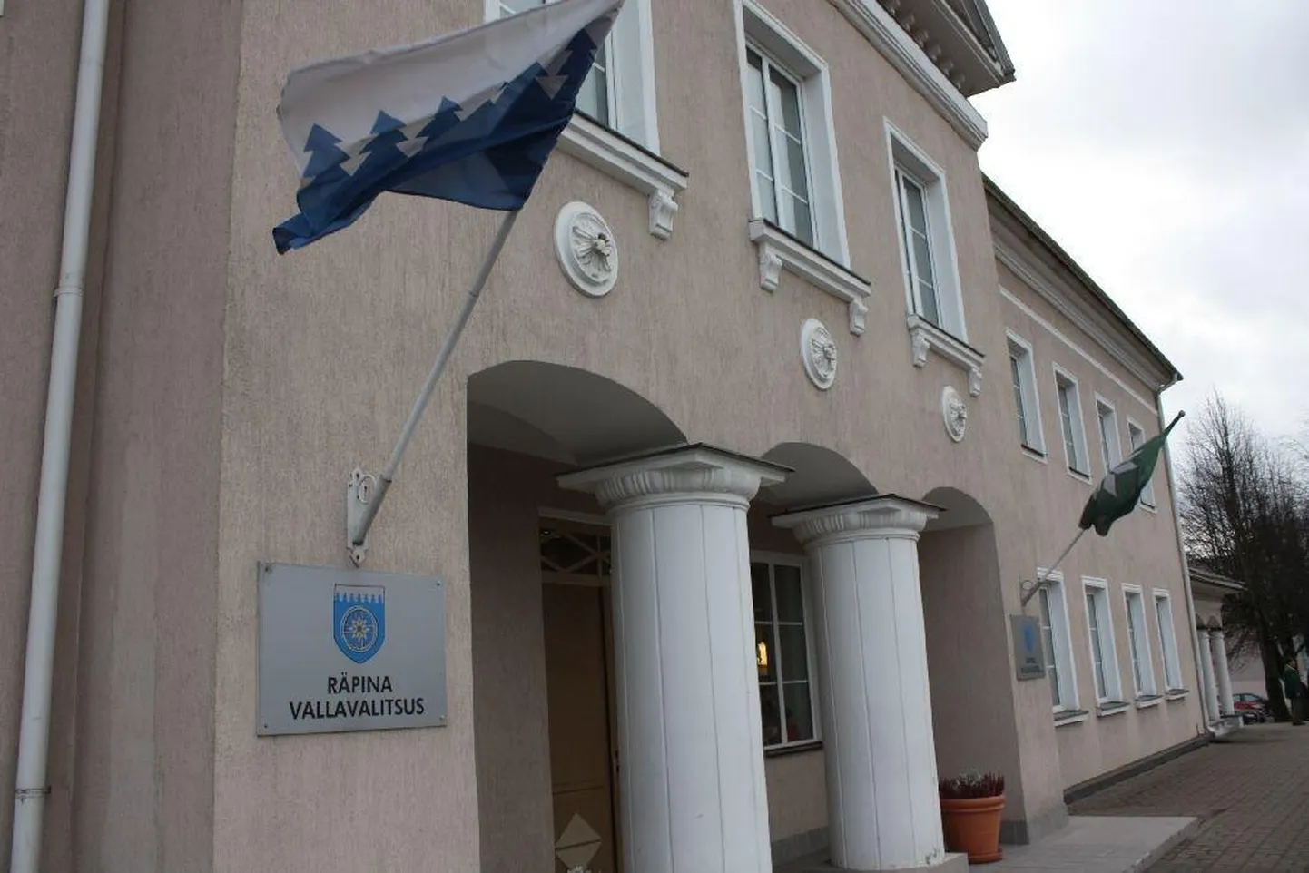 Alates oktoobrist ametnikke Räpina vallamajas reedeti naljalt ei kohta.
