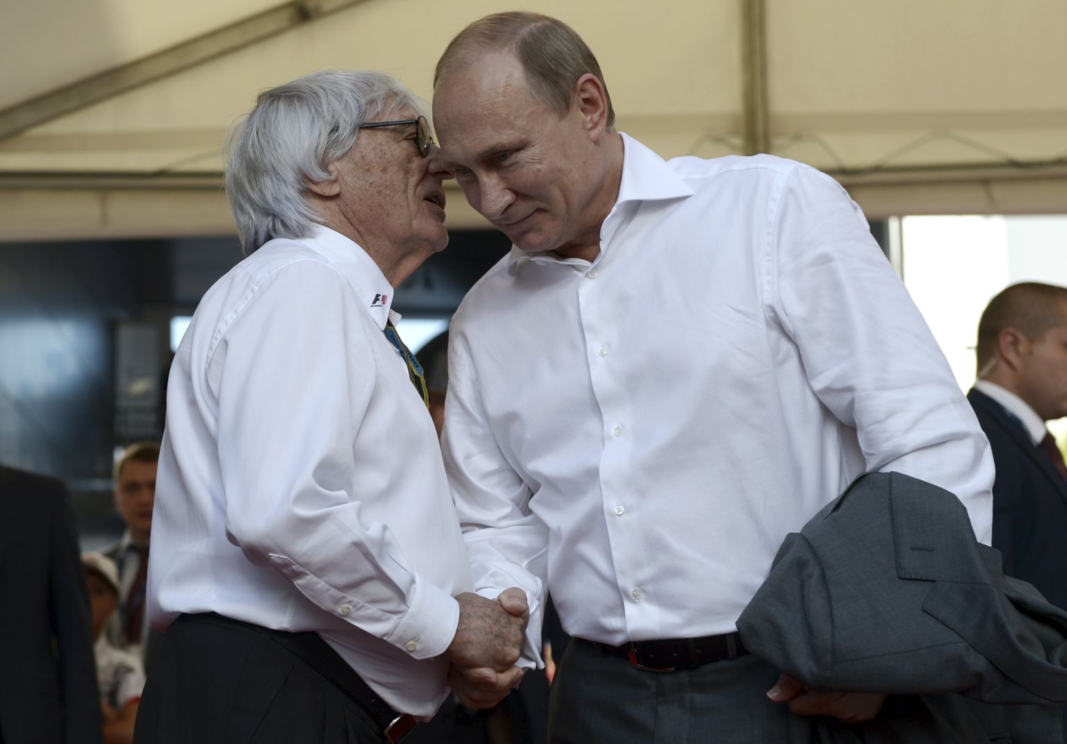 Vormel-1 sarja juht Bernie Ecclestone (vasakul) surumas 12. oktoobril 2014 Venemaal Sotšis vormel-1 osavõistlusel Vene presidendi Vladimir Putini kätt. Ecclestone sõnas nüüd, et Putin on suurepärane inimene, kelle eest on ta valmis kuuli saama