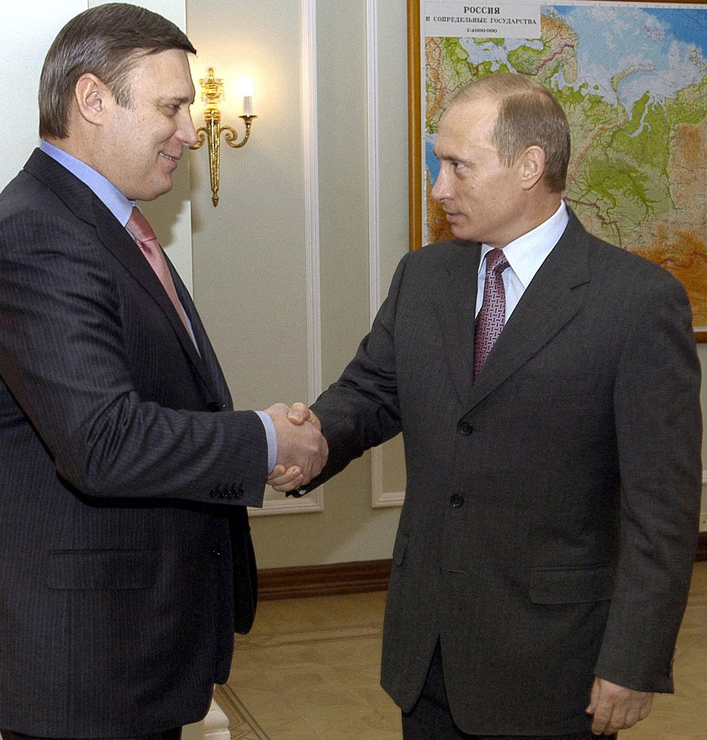 Venemaa president Vladimir Putin surus 6. jaanuaril 2004 Moskvas Kremlis kätt peaminister Mihhail Kasjanoviga.