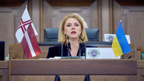 "Valdība pabļaustīsies, bet stāvēs." Eksperts par Siliņas un Krauzes apmainīšanos ar draudiem par amatu zaudēšanu