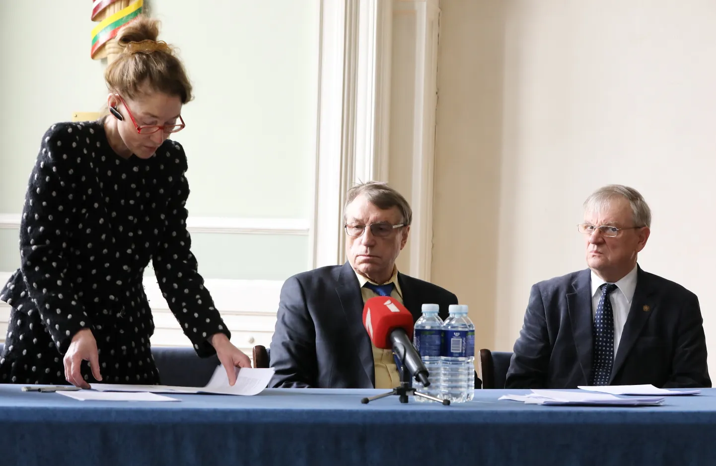 "Glābiet bērnus" valdes priekšsēdētāja Inguna Ebela, Latvijas Zinātņu akadēmijas prezidents Ivars Kalviņš un Tautas frontes muzeja sabiedriskās padomes pārstāvis Romualds Ražuks piedalās pasākumā, kurā paraksta memorandu par bērnu slepkavošanas apturēšanu Ukrainā ar ANO Bērnu tiesību konvencijas rīku.