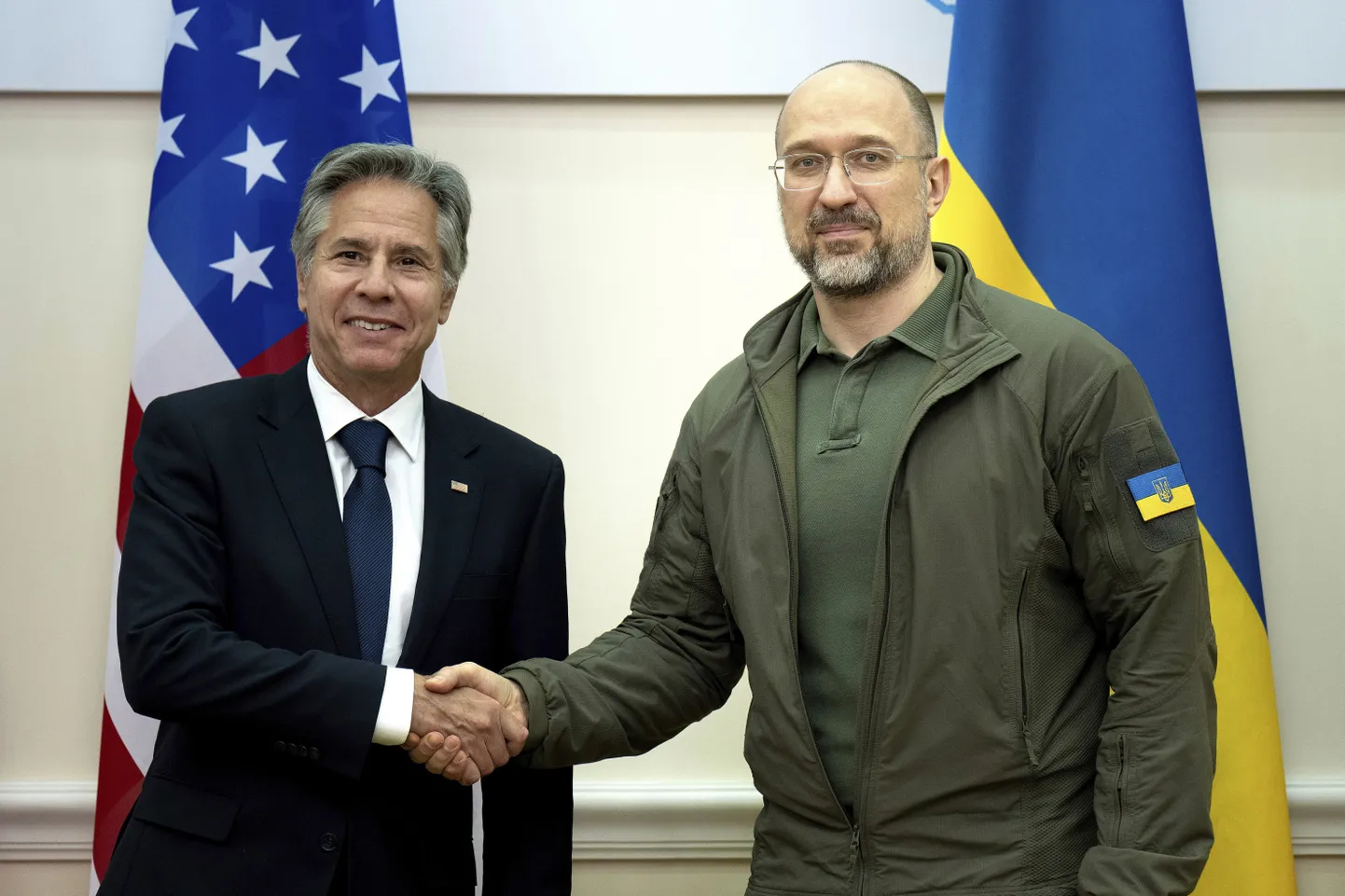 Kolmapäeval Kiievisse üllatusvisiidile saabunud USA välisminister Antony Blinken surub kätt Ukraina peaministri Denõss Šmõhaliga