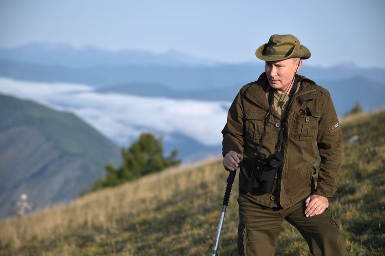 Vladimir Putin Tõva Vabariigis Sajaanides matkamas