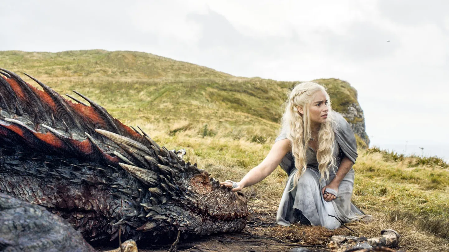 Kaader seriaalist «Troonide mäng». Pildil Emilia Clarke Daenerys Targaryeni rollis
