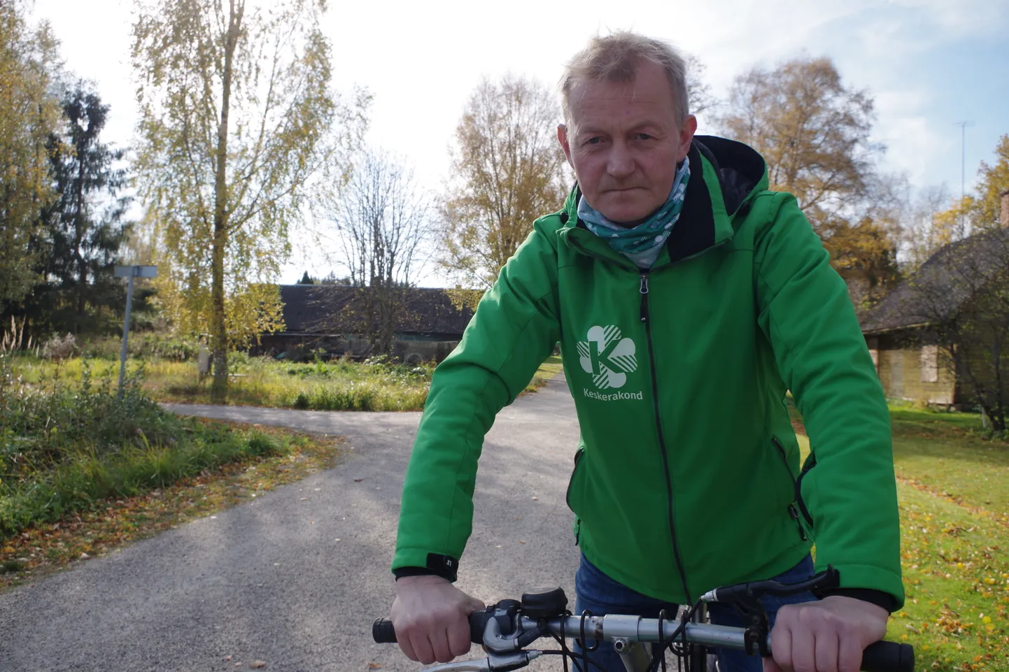 Viljar Kavant vedas trükiseid laiali jalgrattal, mis on väikelinnas kõige mugavam liikumisvahend.