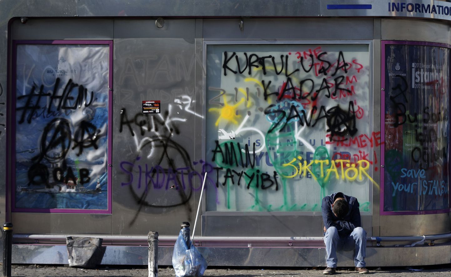 Meeleavalduste ajal tekkinud grafiti Istanbuli Taksimi väljaku ääres.