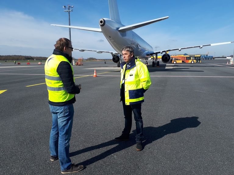 ASi Tallinna Lennujaam lennuohutuse juht Hannus Vard lindude tekitatud probleeme selgitamas.