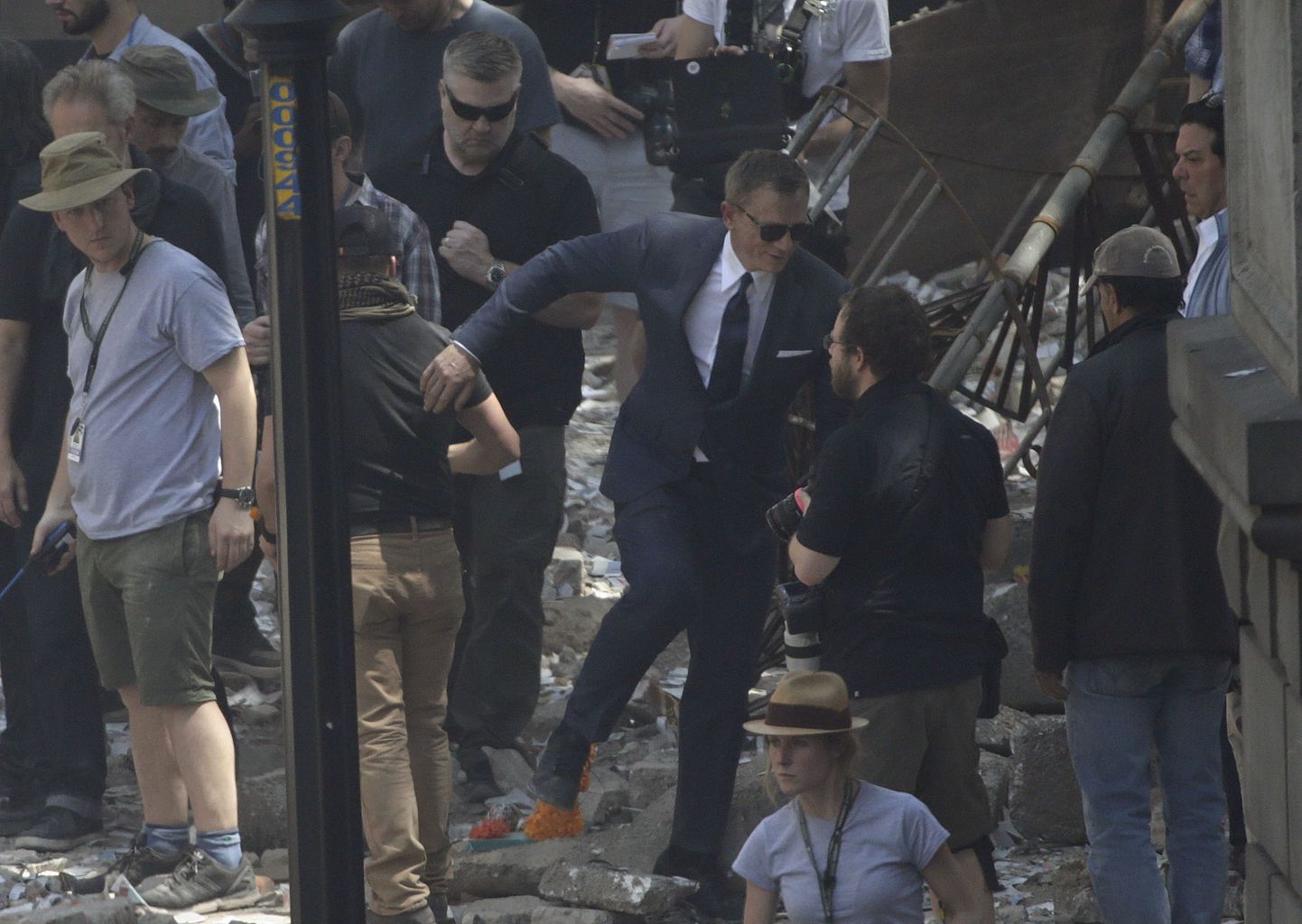James Bondi kehastav Daniel Craig (keskel) ringi tormamas Zocalo väljakul.