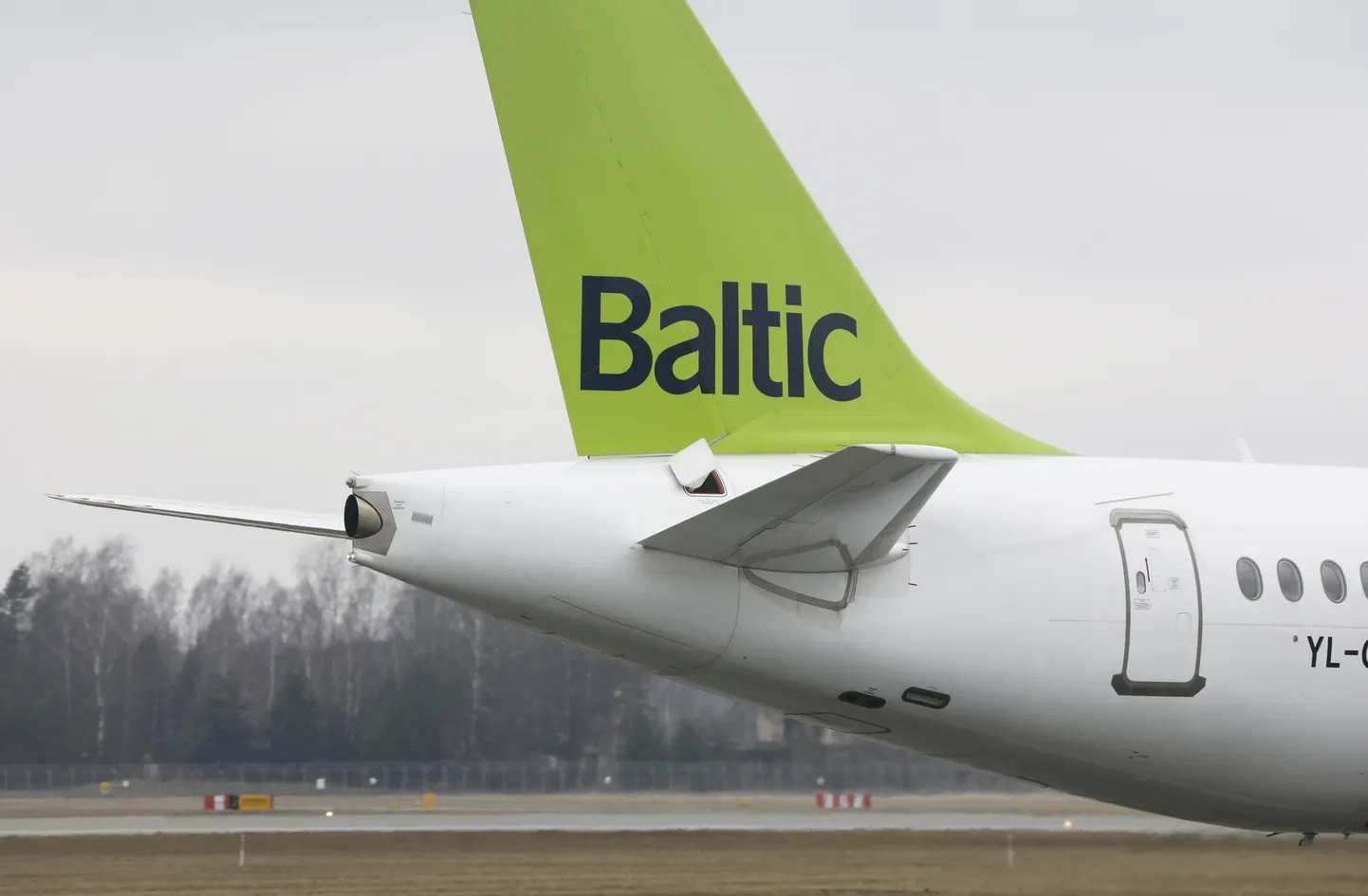 Nacionālās aviokompānijas "airBaltic" lidmašīna starptautiskās lidostas "Rīga" lidlauka teritorijā.