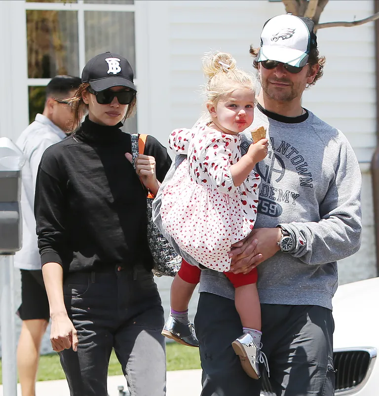 Bradley Cooper ja Irina Shayk koos tütrega Brentwoodis 2019. aastal.