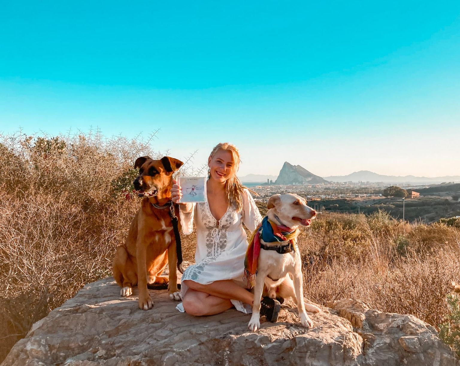 Oma esimese autoriplaadi välja andnud Linalakk on praegu koos koertega Hispaanias ning naudib päikest ja lõunamaa temperamenti. «Päris mõnusalt soe on siin,» ütleb ta.
 erakogu