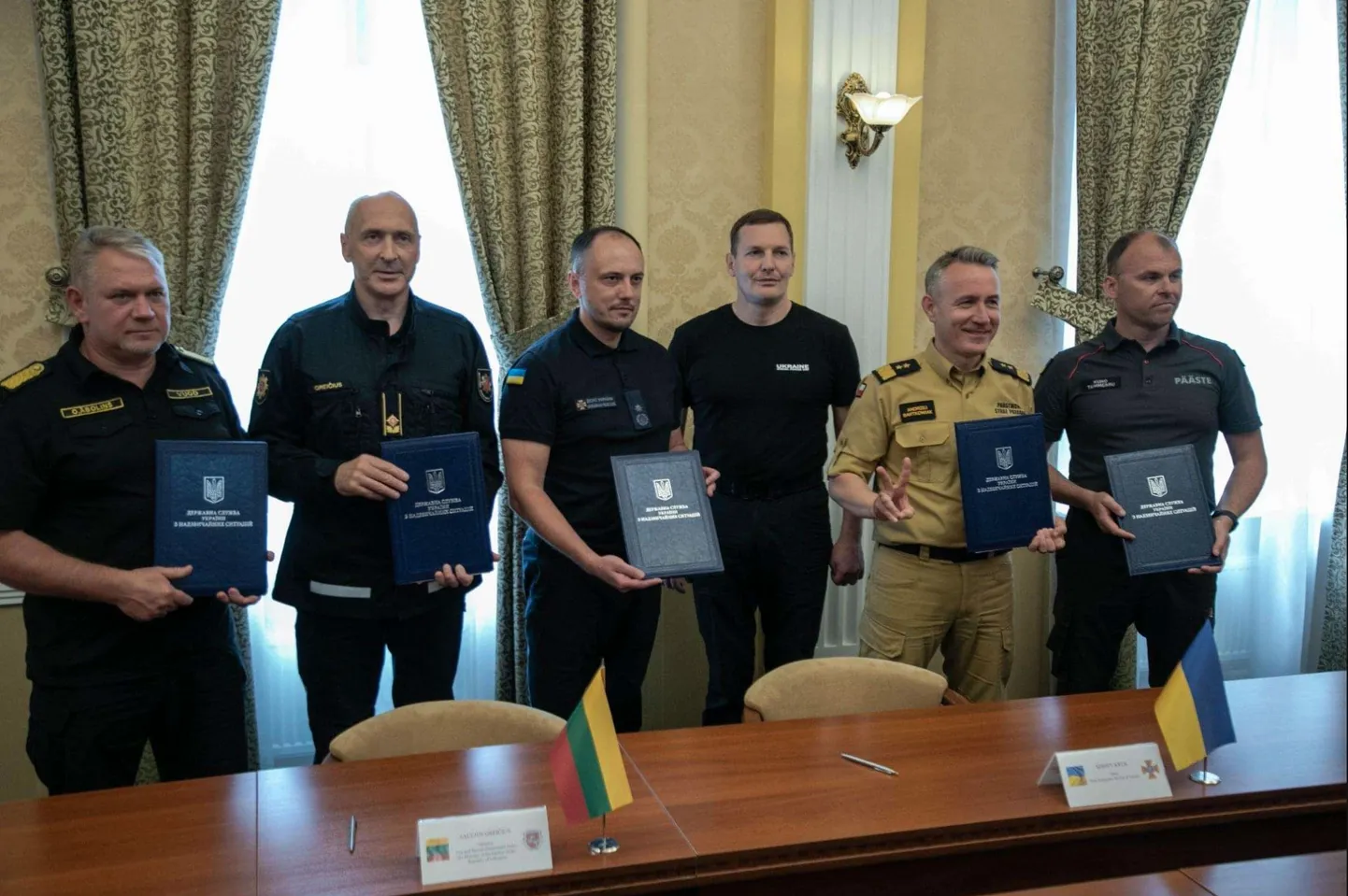 Руководители спасательных служб Украины, Эстонии, Латвии, Литвы и Польши.