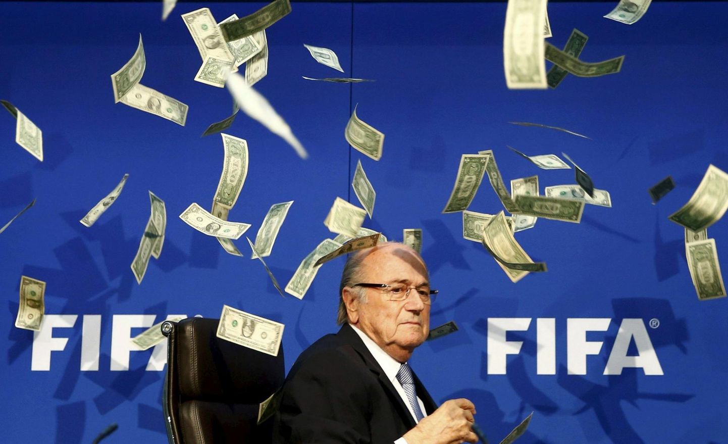 2015. aastal paiskas Briti koomik Lee Nelson paki pangatähti FIFA presidendi Sepp Blatteri pihta, et pilgata ametimehe rahaahnust.
