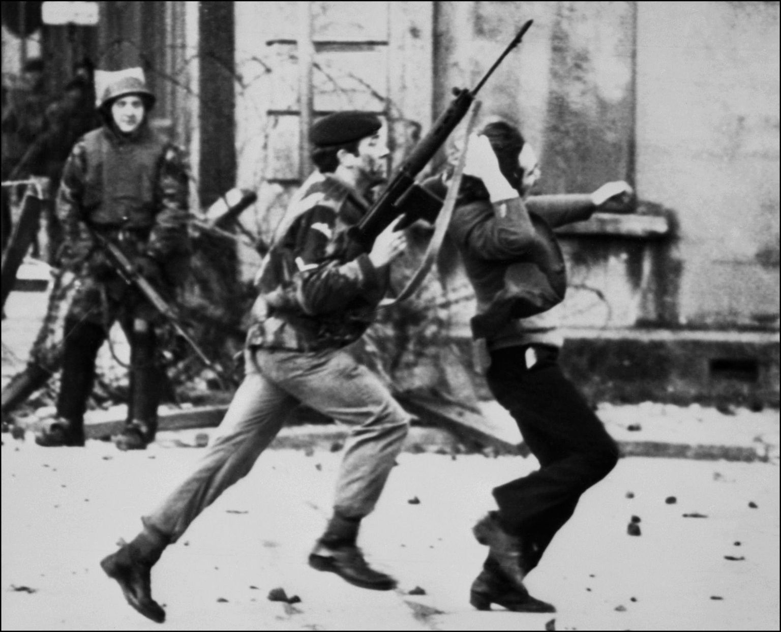 Briti sõdur tirib 30. jaanuaril 1972 verise pühapäeva tapatalgute ajal Derrys kaasa katoliiklasest meeleavaldajat.