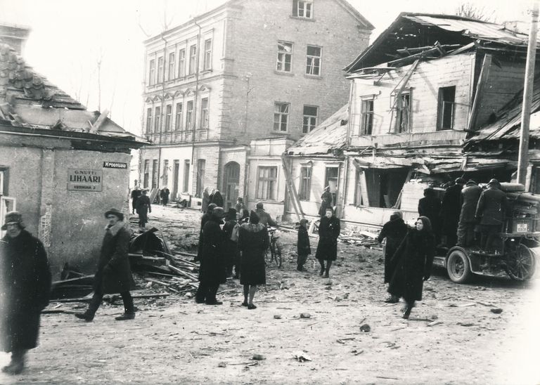 Pommitabamus Gustav Adolfi (Jakobi) tänaval ning Gustav Adolfi ja Kroonuaia tänava nurgal. Tartu, 27.03.1944.