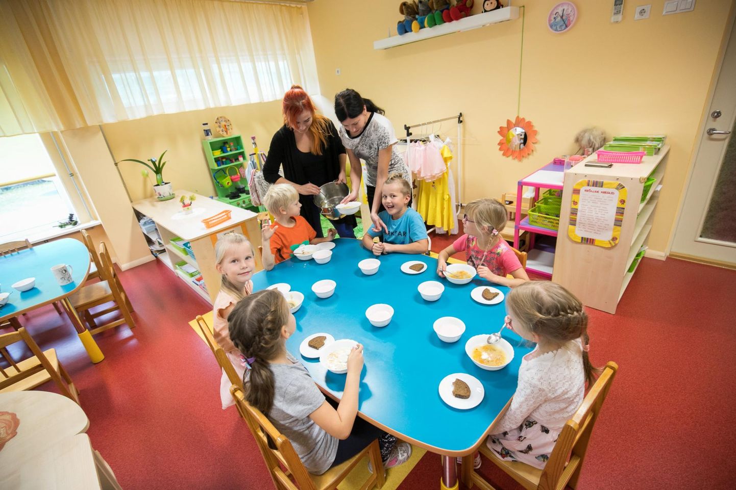 Kuigi lasteaedadesse lapsi lisandub, arvavad sealsed töötajad, et tõenäoliselt saavad kõik lauad sööjaid täis alles sügisel.