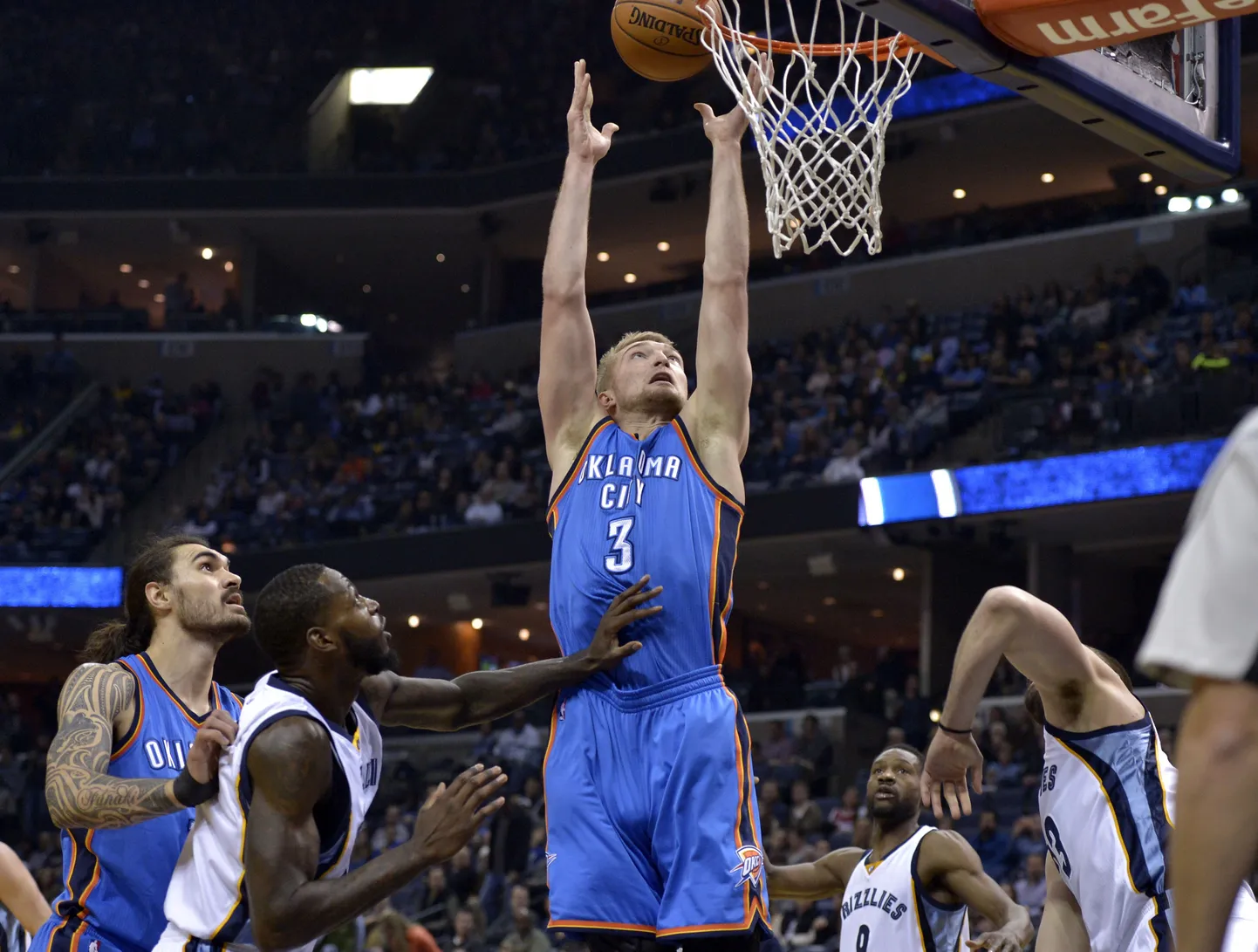 Domantas Sabonis (nr 3, sinises) palli korvi surumas.