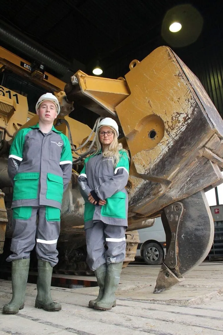 Geotehnoloog Brigitta Uibo töökaaslasega.