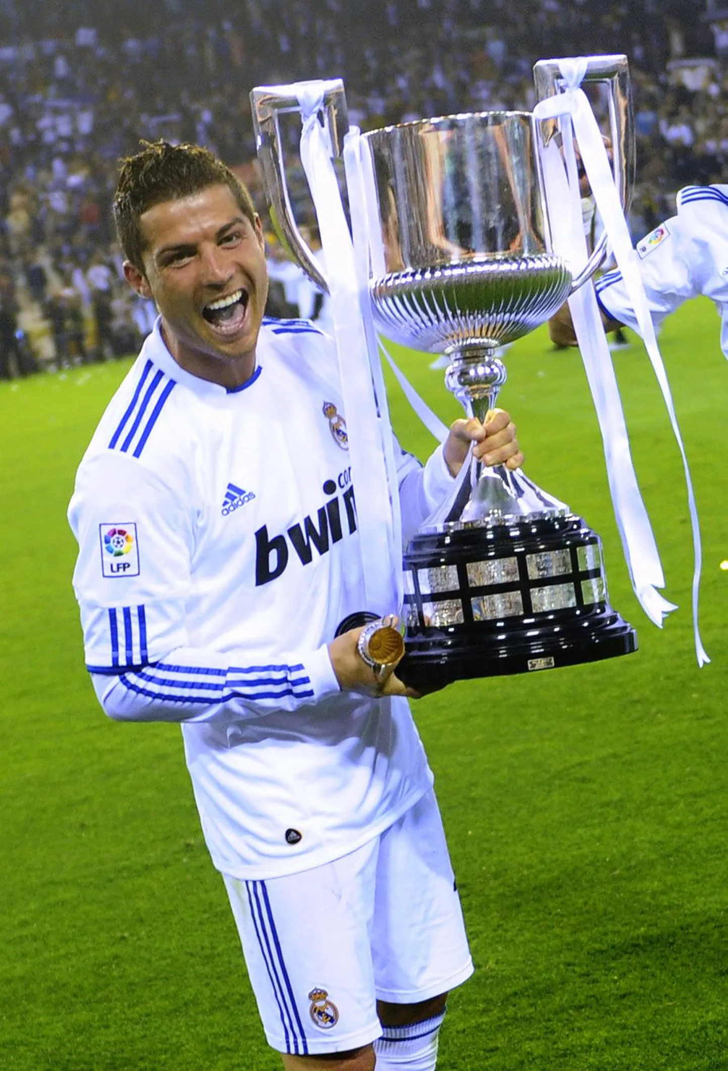 Cristiano Ronaldo tabamus tõi kaks nädalat tagasi Madridi Realile Hispaania karika. Klubi tema ponnistusi ei alahinda ja tasustab teda miljoni euroga kuus.