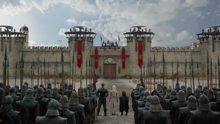 Kaader «Troonide mängu» kaheksanda hooaja neljandast osast. Keskel Grey Worm (Jacob Anderson), Daenerys Targaryen (Emilia Clarke) ja Tyrion Lannister (Peter Dinklage). Cersei Lannister (Lena Headey) lasi tappa Missandei (Nathalie Emmanuel)