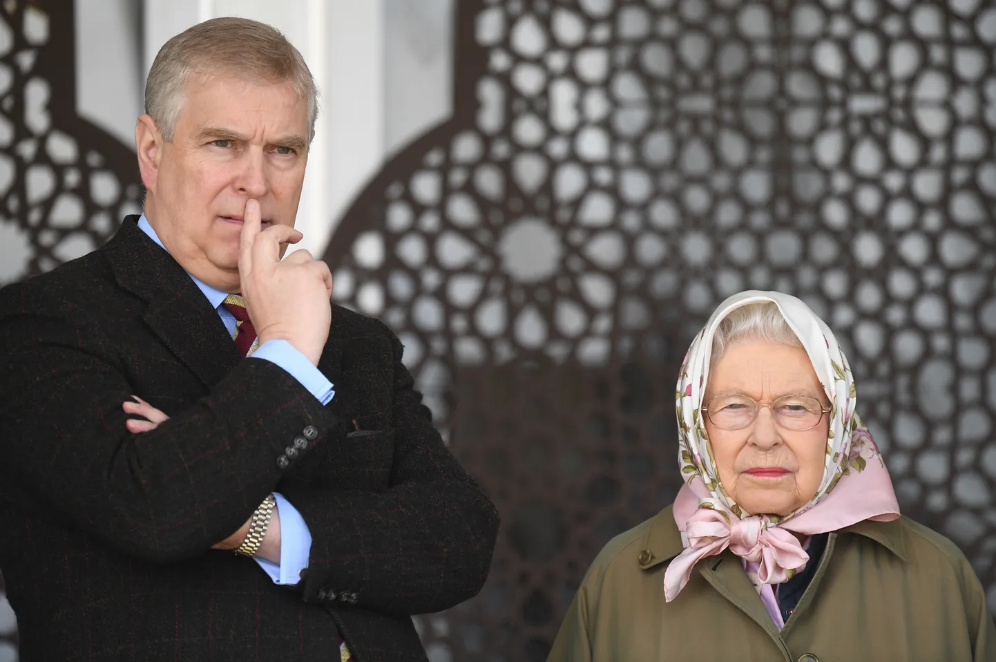 Prints Andrew koos oma ema, kuninganna Elizabeth II-ga.
