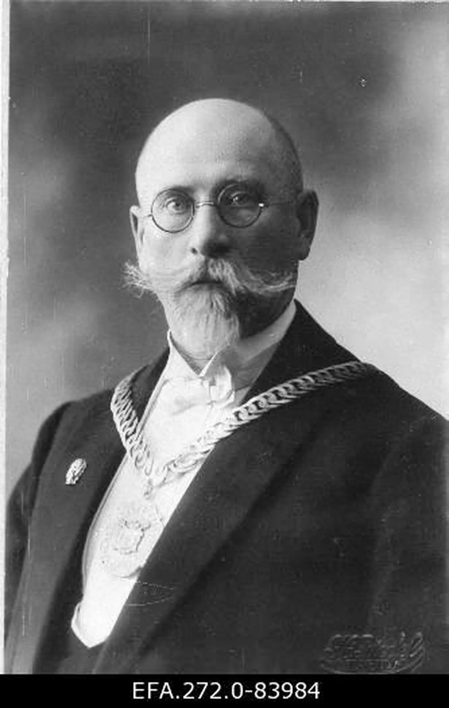 Piiskop Joel Luhamets pühitseb Tartu linna päeval Raadi kalmistul aktiivse ühiskonnaelutegelase, riigimehe ja proviisori Heinrich Johann Luhti hauakivi.
