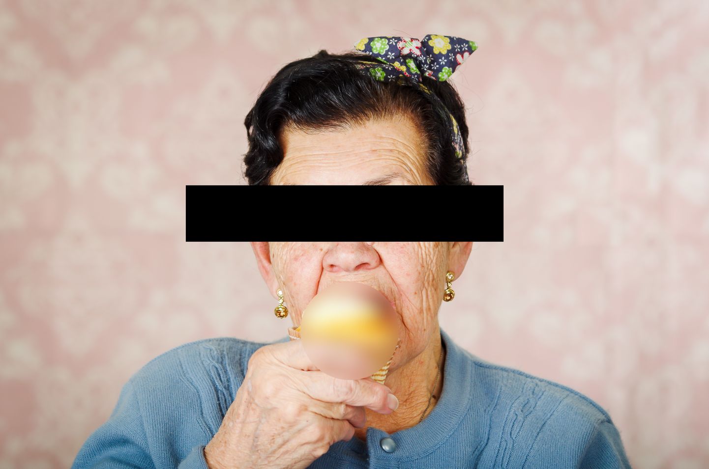 Vanem naine sobimatut tassikooki söömas. Pilt on illustratiivne.