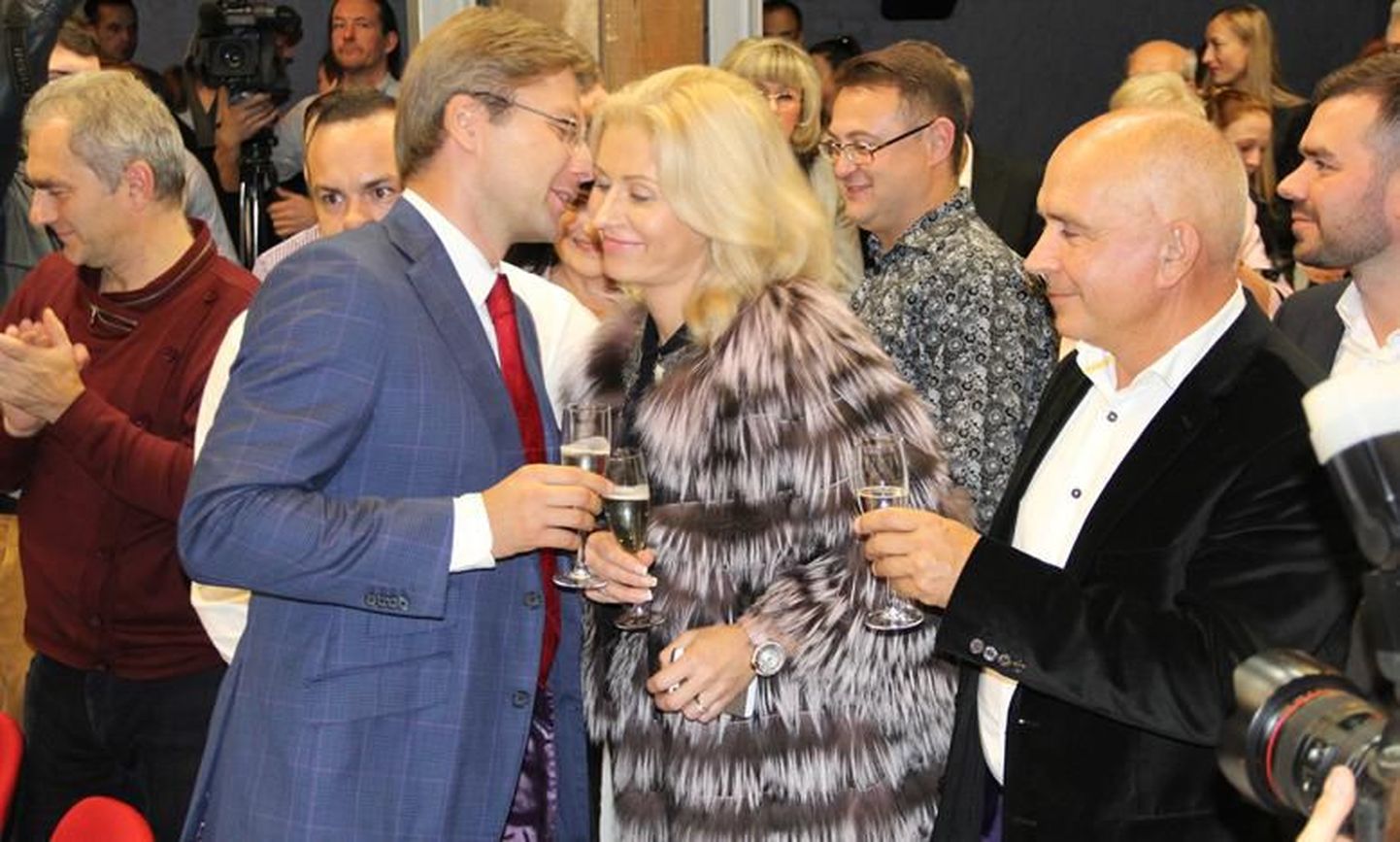 Мэр Риги Нил Ушаков целует Ивету Страутиню.